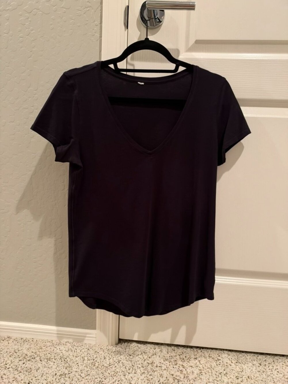 Lululemon | Love Curved-Hem V-neck T-Shirt | Black | Size: 6